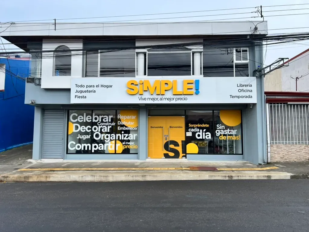 Storefront of Simple!, a retail store in Costa Rica, with its branded facade and window signage.